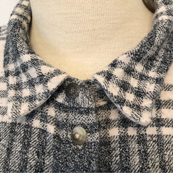 American Eagle slim fit flannel button up. - Picture 2 of 10